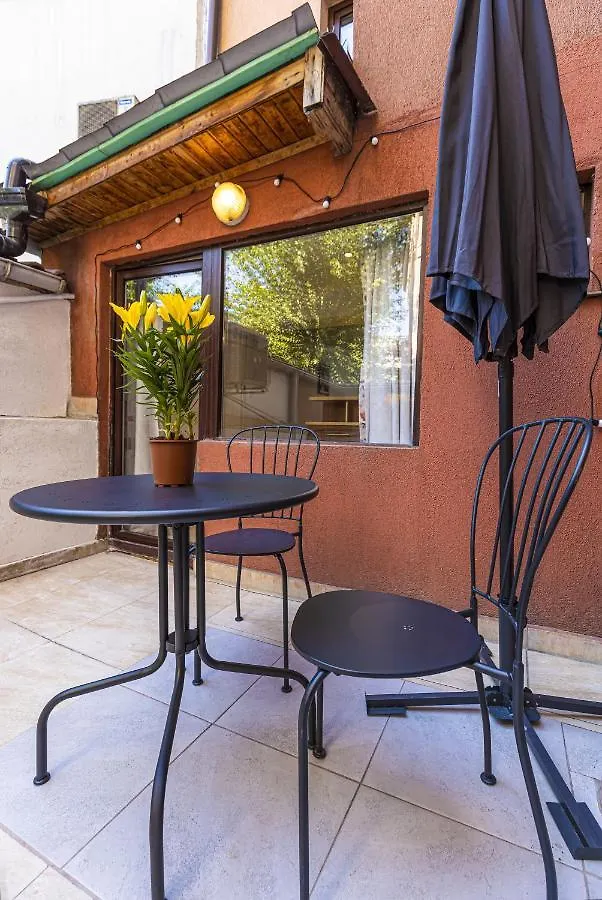 Peaceful Riverside Studio With Private Patio Garden Center Plovdiv Lägenhet