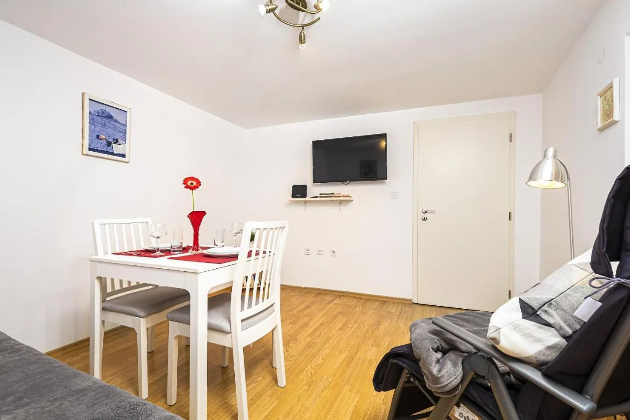 Lägenhet Peaceful Riverside Studio With Private Patio Garden Center Plovdiv