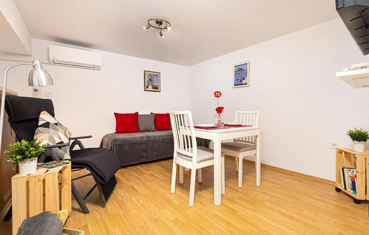 Peaceful Riverside Studio With Private Patio Garden Center Plovdiv