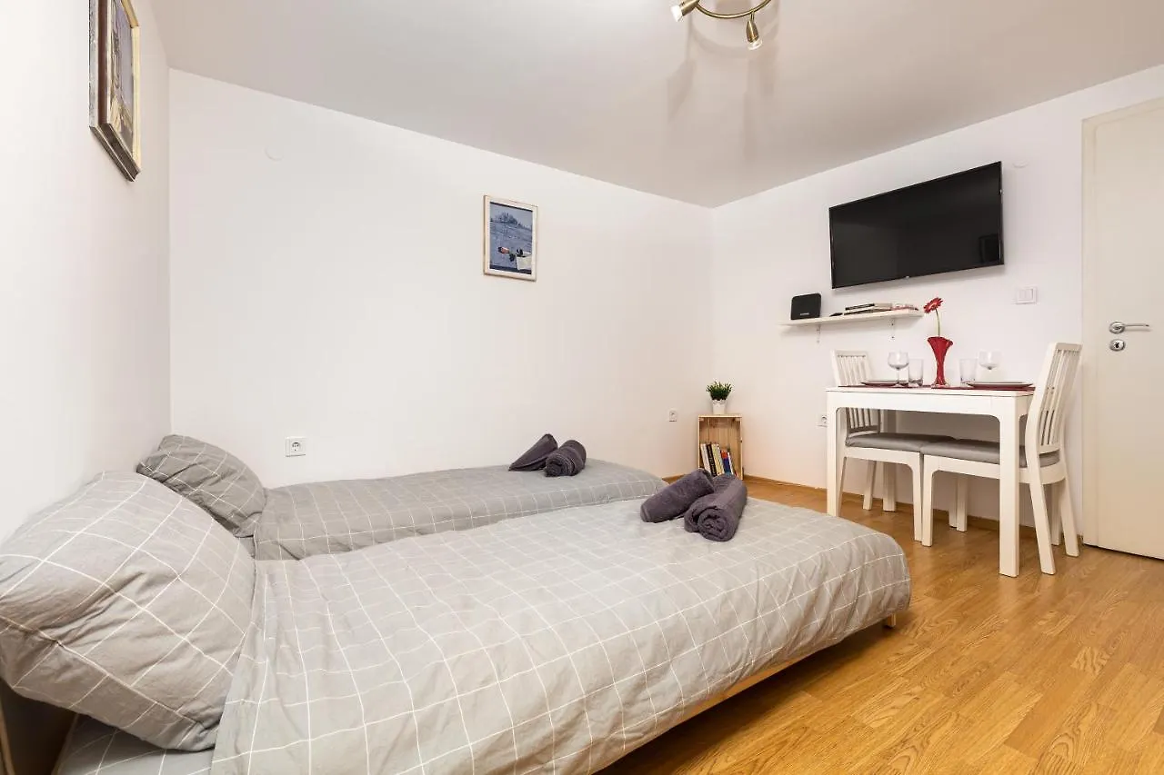 Peaceful Riverside Studio With Private Patio Garden Center Plovdiv Lägenhet